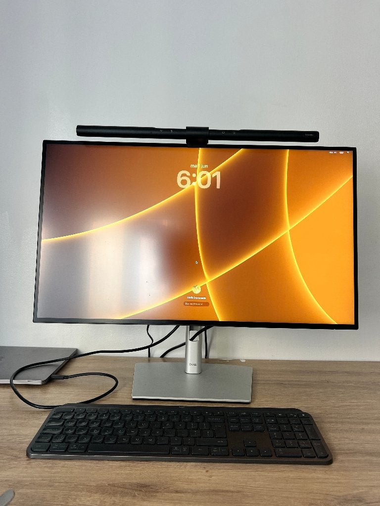 Dell 4K U2723QE Set + Logitech MX & BenQ Lamp, Rechtshandig, Ergonomisch, Ophalen of Verzenden, Zo goed als nieuw