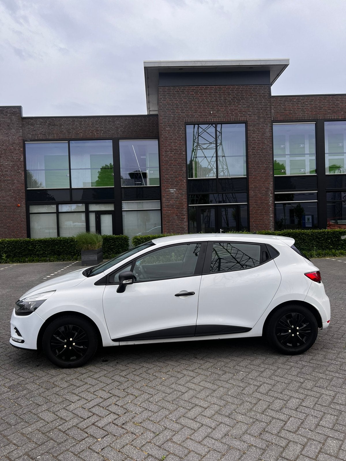 Renault Clio Energy TCe 90pk Eco2 S&S 2017 Wit, Auto's, Renault, Voorwielaandrijving, 898 cc, 1057 kg, Origineel Nederlands