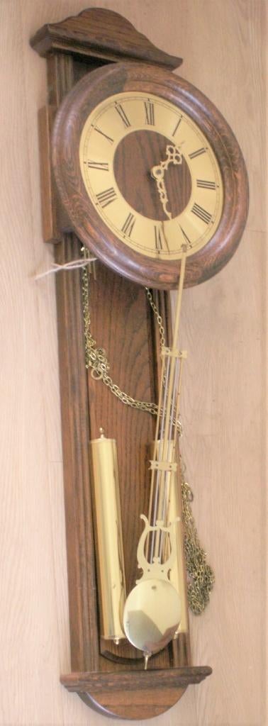 Vintage klassieke eiken wandklok met een messing wijzerplaat, Antiek en Kunst, Antiek | Klokken, Ophalen of Verzenden