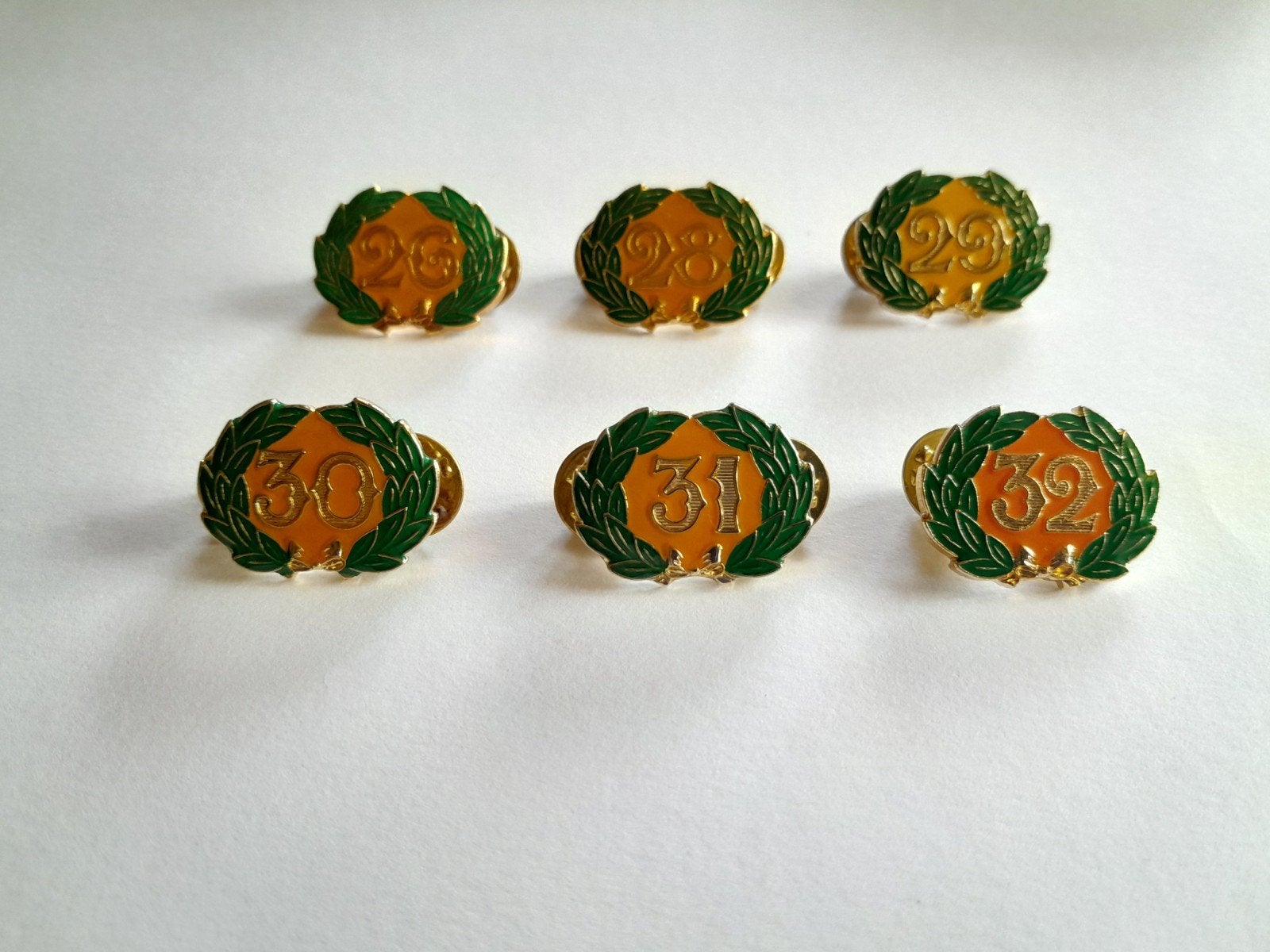 Nijmeegse vierdaagse cijfers / beloningen met lauwerkrans., Ophalen of Verzenden, Landmacht, Nederland, Embleem of Badge