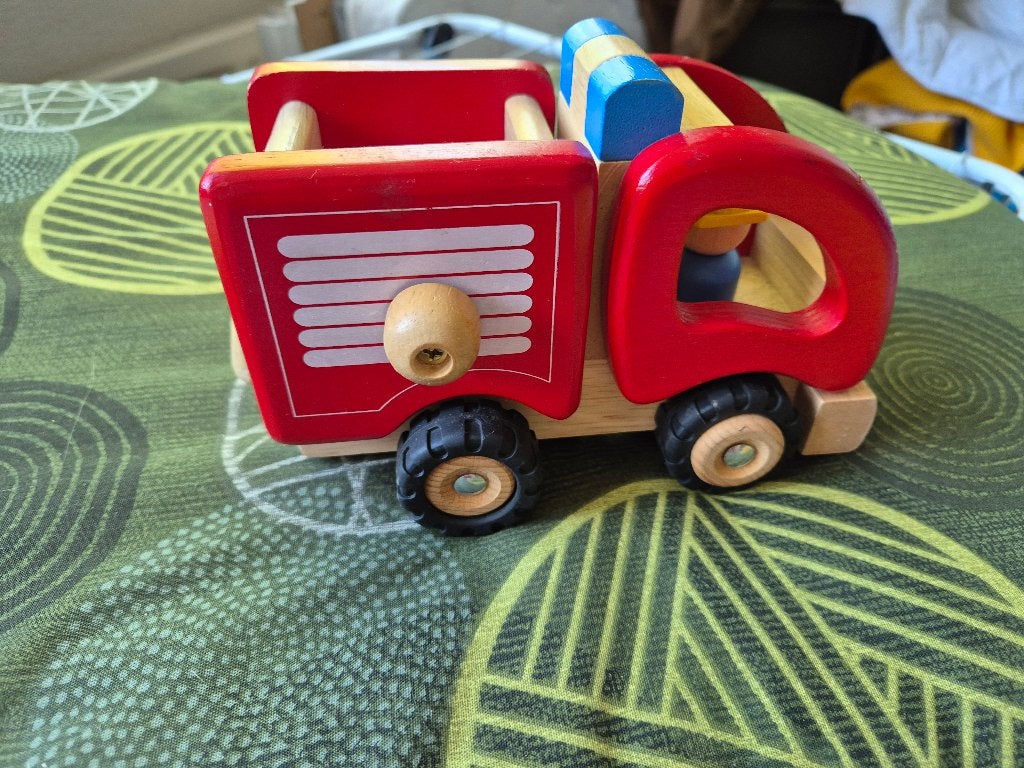 Goki Houten Brandweerauto - Zo goed als nieuw, Ophalen of Verzenden, Zo goed als nieuw, Rij- of Hobbelspeelgoed