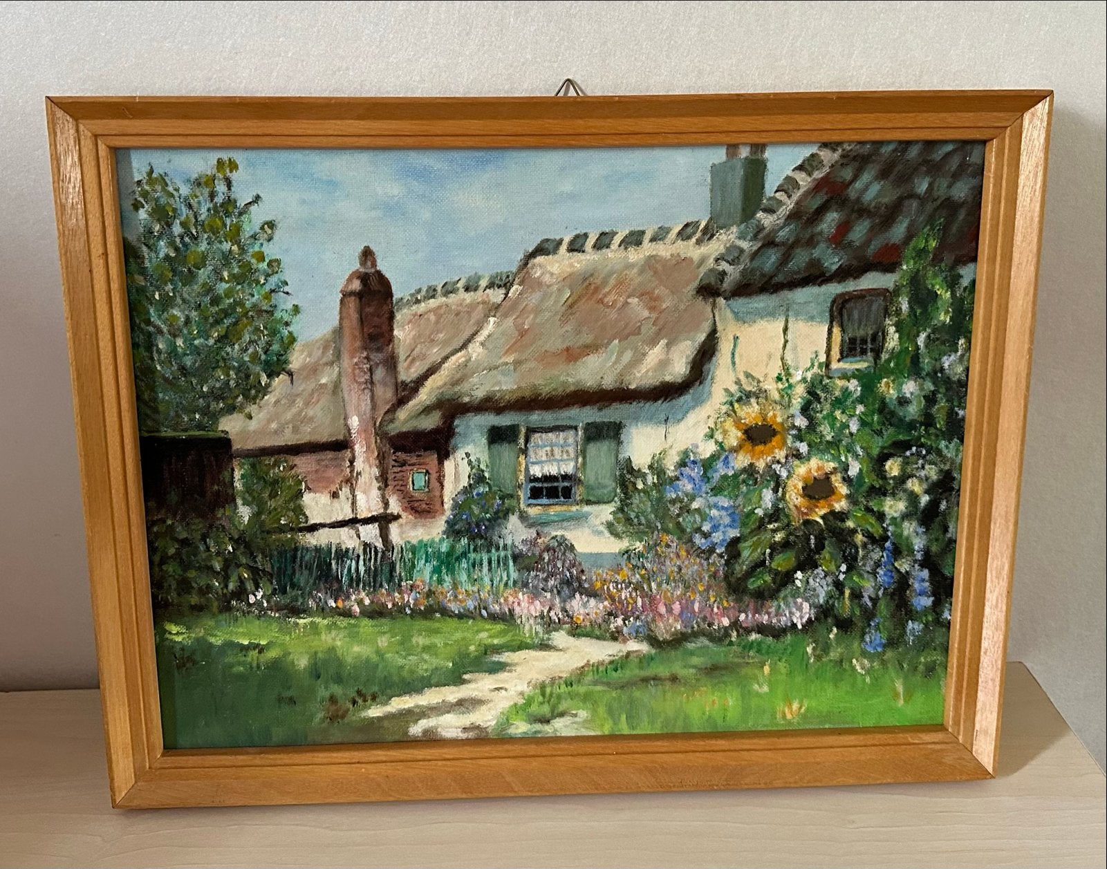 Schilderij met rietgedekte boerderij en zonnebloemen, Antiek en Kunst, Kunst | Schilderijen | Klassiek, Doek, Realistisch, Ophalen of Verzenden