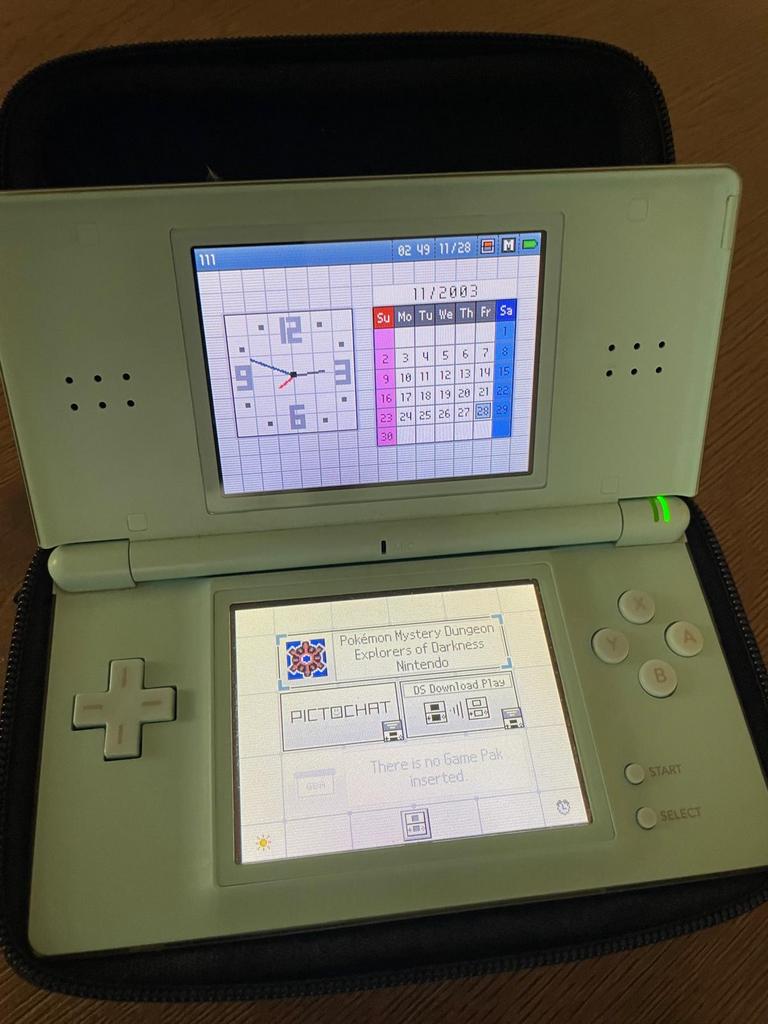 Vintage Nintendo DS Lite met Pokémon games en hoesje, Spelcomputers en Games, Spelcomputers | Nintendo DS, Met games, Overige kleuren