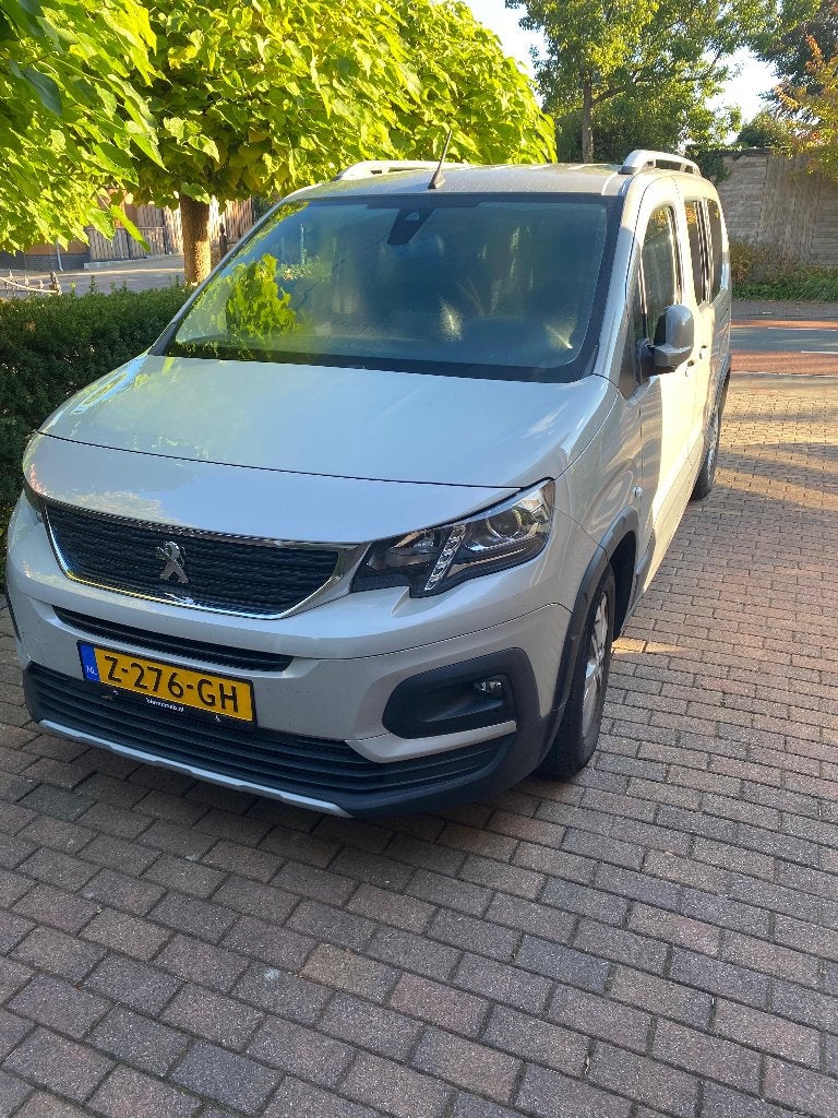 Peugeot Rifter XL 1.2 pure tech 2022, rolstoel auto, Auto's, Automaat, 1557 kg, 4 stoelen, 3 cilinders