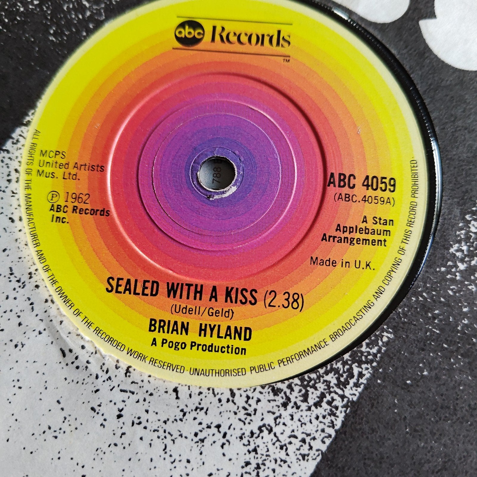 Brian Hyland - Sealed With A Kiss  Ginny Come Lately (Single, Cd's en Dvd's, Gebruikt, 7 inch, Ophalen of Verzenden, Pop
