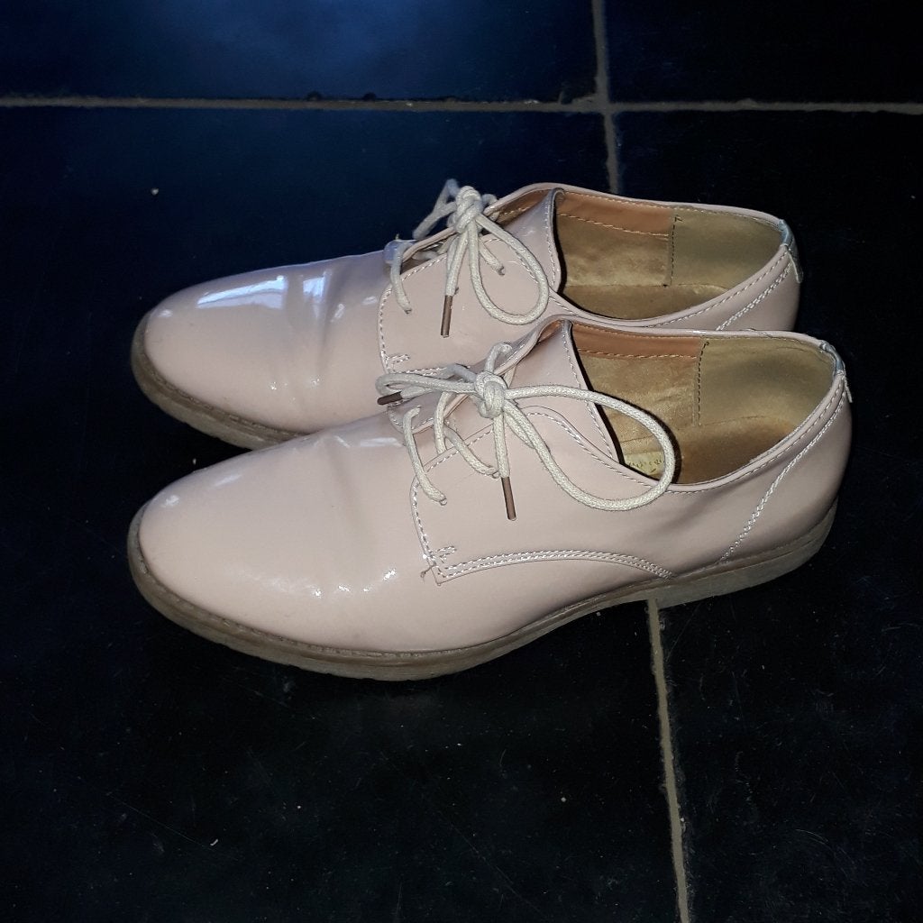 beige/zalm lak schoenen mt. 37, Schoenen met lage hakken, Beige, Ophalen of Verzenden, Zo goed als nieuw