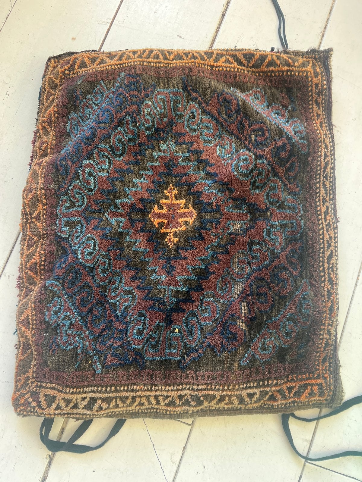 Oud handgeknoopt wollen kleed / tribal rug, Ophalen