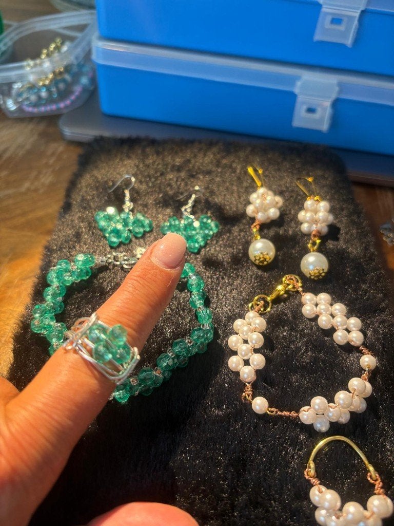 Handgemaakte sieradenset: ring, armbanden en oorbellen, Overige materialen, Verstelbaar, Overige kleuren, Nieuw