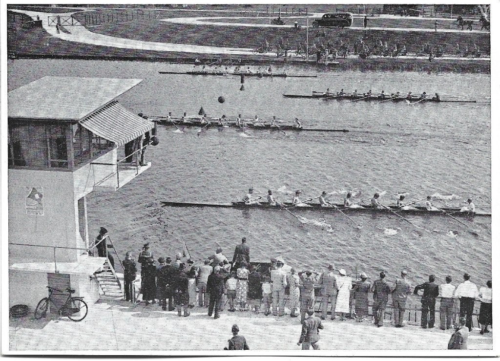 Amsterdam;  Bosbaan met Roeiwedstrijd, Verzenden, 1920 tot 1940, Ongelopen, Noord-Holland