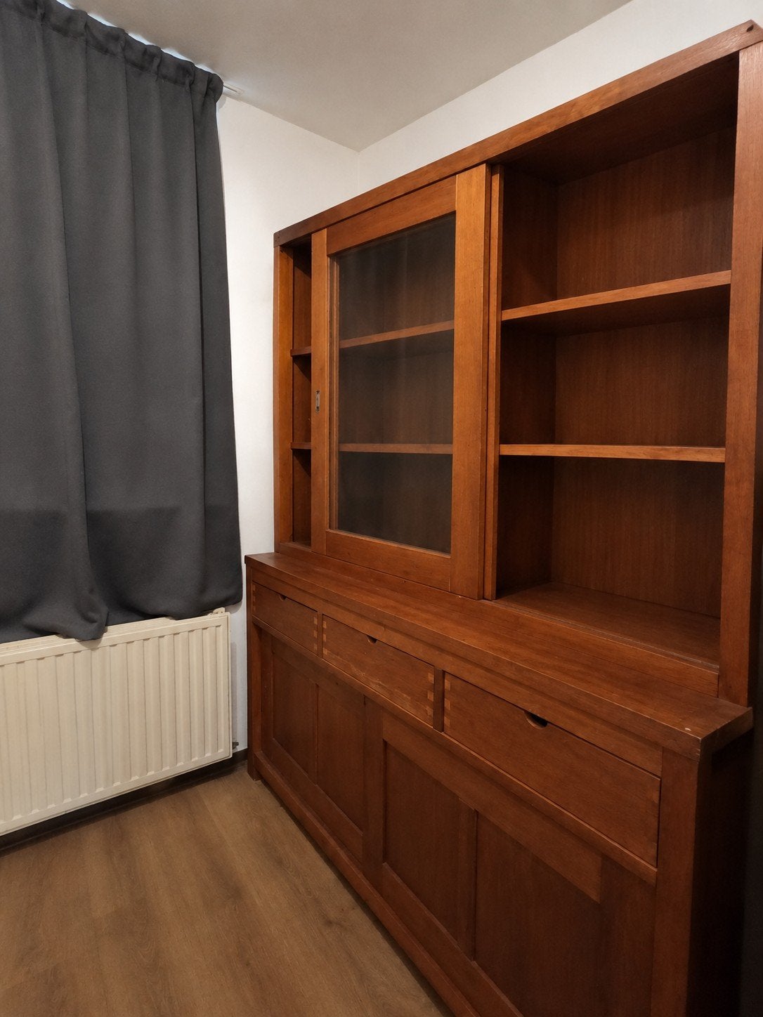 Grote houten kast met 4 schuifdeuren, waarvan 2 met glas, Ophalen, Klassiek, Overige houtsoorten, 200 cm of meer