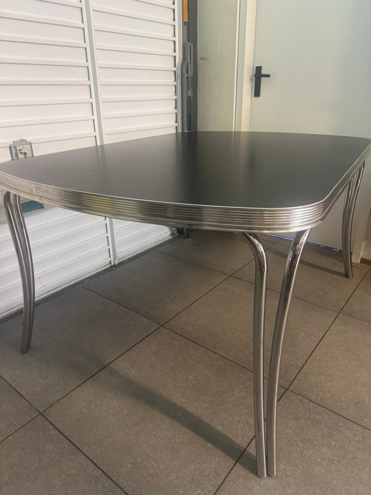 Vintage eettafel met chromen poten en zwart blad, Huis en Inrichting, Tafels | Eettafels, Ophalen, Gebruikt, 100 tot 150 cm, 50 tot 100 cm