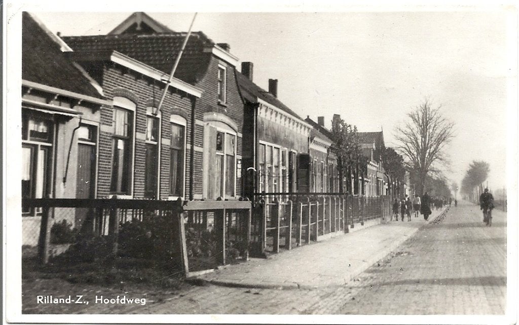 Rilland Hoofdweg met mensen jaren 1950 fotokaart, Verzamelen, Verzenden, 1940 tot 1960, Gelopen, Zeeland
