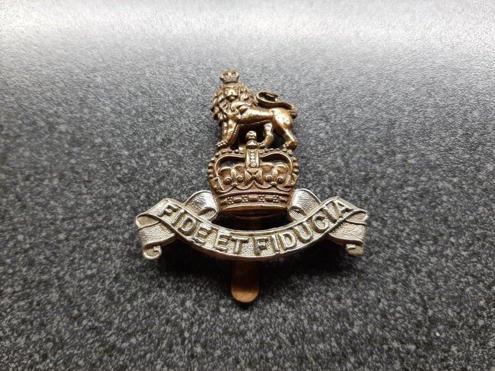 Engeland  - Royal Army Pay Corps/ Cap Badge- Queens Crown, Ophalen of Verzenden, Landmacht, Engeland, Embleem of Badge