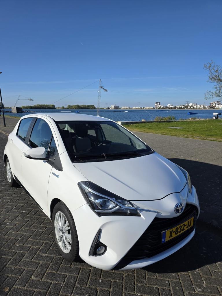 Toyota Yaris 1.5 Hybrid 2018 Wit Carplay Dealer onderhouden, Auto's, Toyota, Particulier, Yaris, ABS, Achteruitrijcamera, Airconditioning