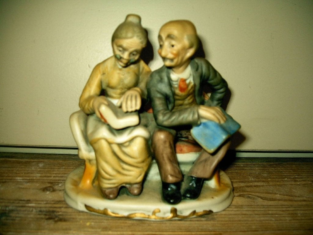 Porseleinenbeeldje bejaard echtpaar, Ophalen of Verzenden, Zo goed als nieuw, Mens