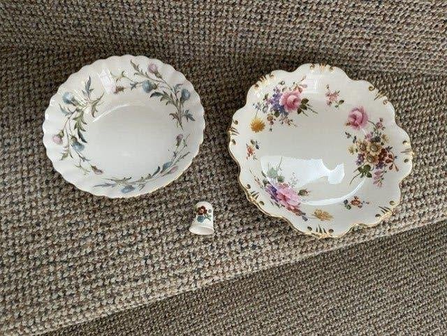2 bone china schaaltjes en  vingerhoed, Ophalen