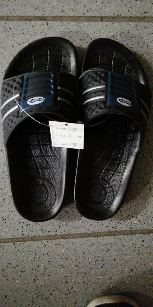 Partij slippers diverse maten 121 stuks, Ophalen, Overige maten, Zwart