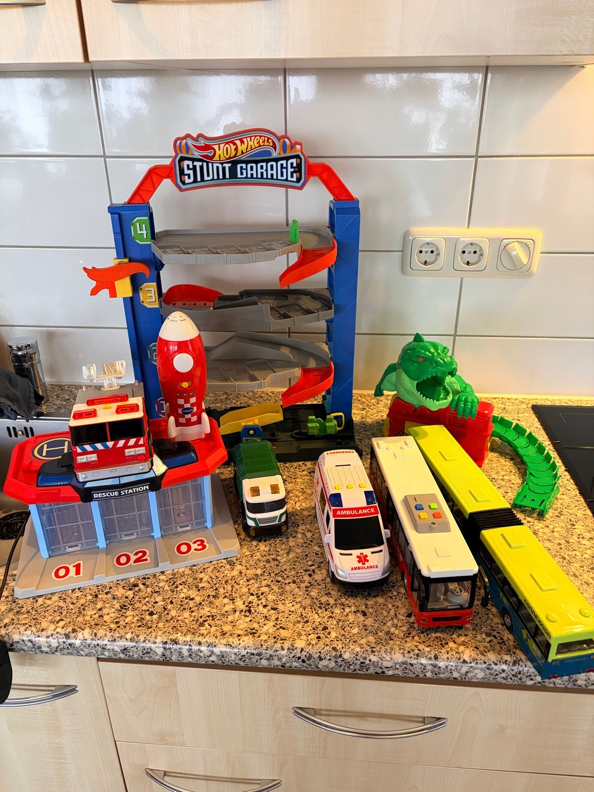 Grote set speelgoedauto's en speelsets, Ophalen, Gebruikt, Jongen of Meisje