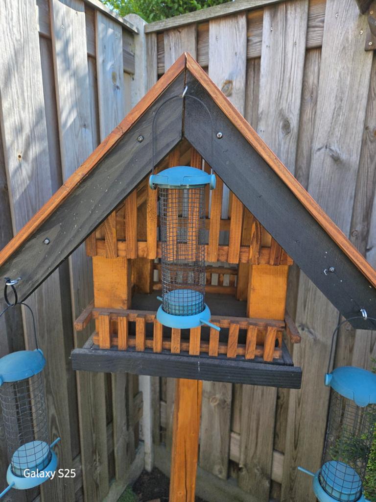 Grote houten vogelvoederhuis met 3 voederbuizen, Tuin en Terras, Vogelhuisjes en Vogelbaden, Ophalen of Verzenden, Gebruikt