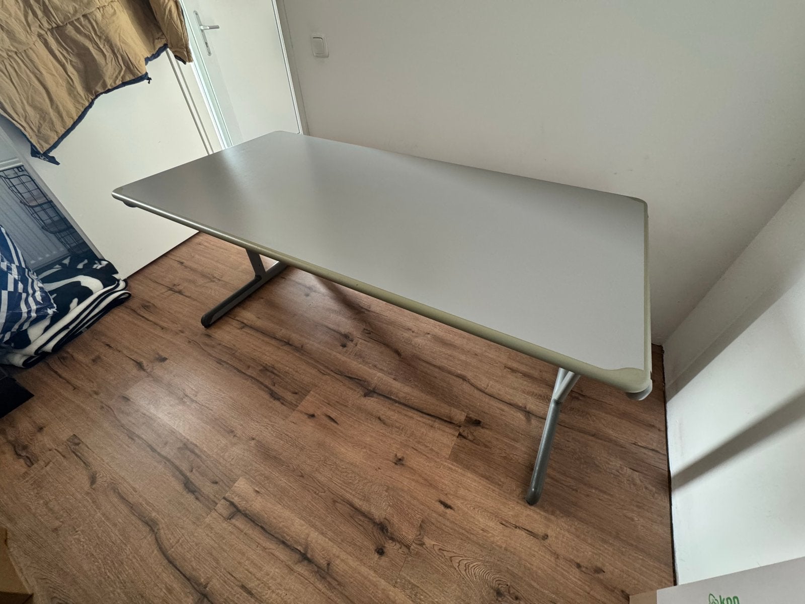 Stevig grijs bureau - Ideaal voor thuiswerkplek, Huis en Inrichting, Bureaus, Ophalen, Demontabel, Gebruikt, Metaal