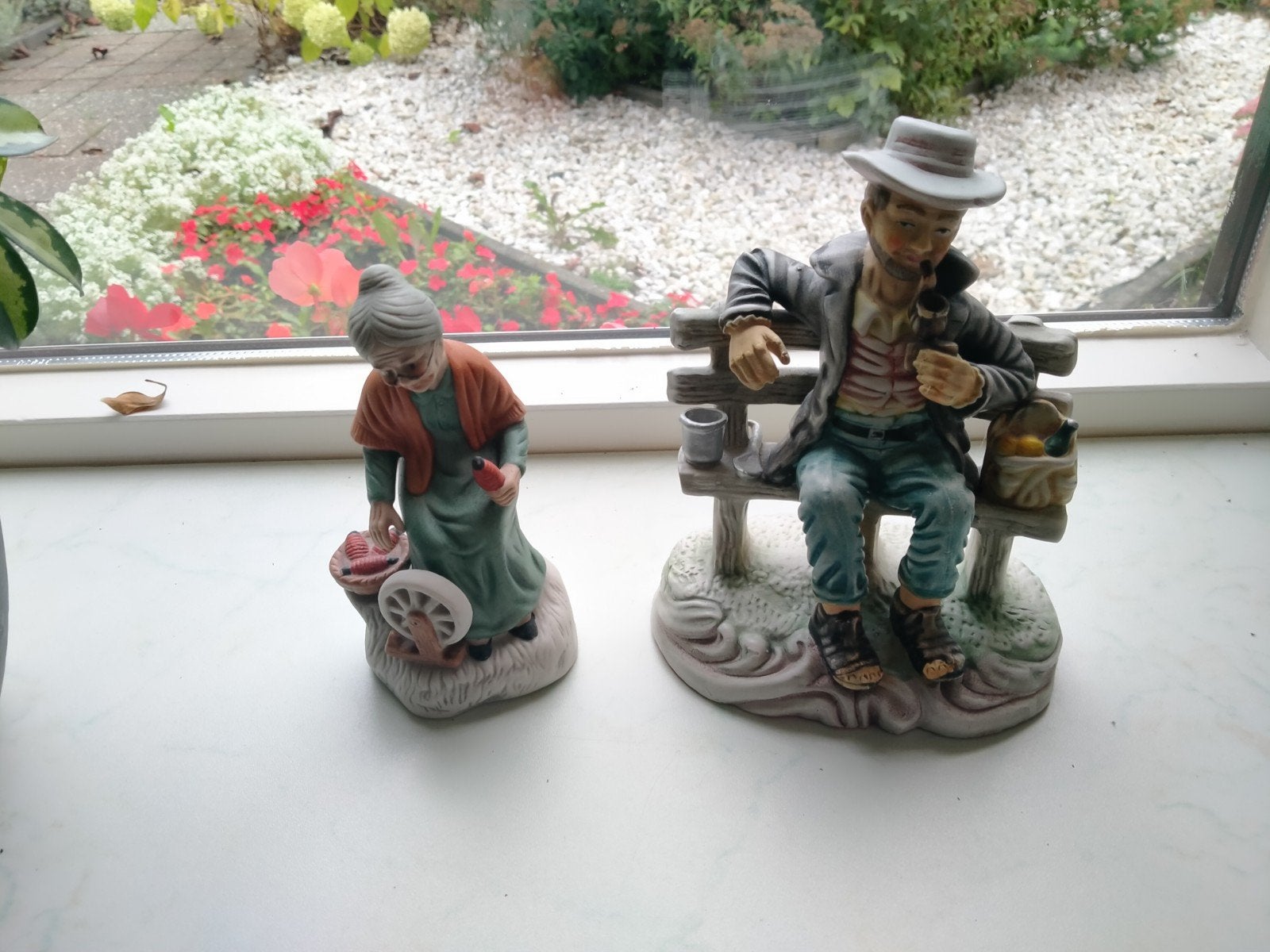 Vintage beeldjes: Oude vrouw aan spinnewiel en man op bank, Ophalen of Verzenden, Gebruikt, Mens
