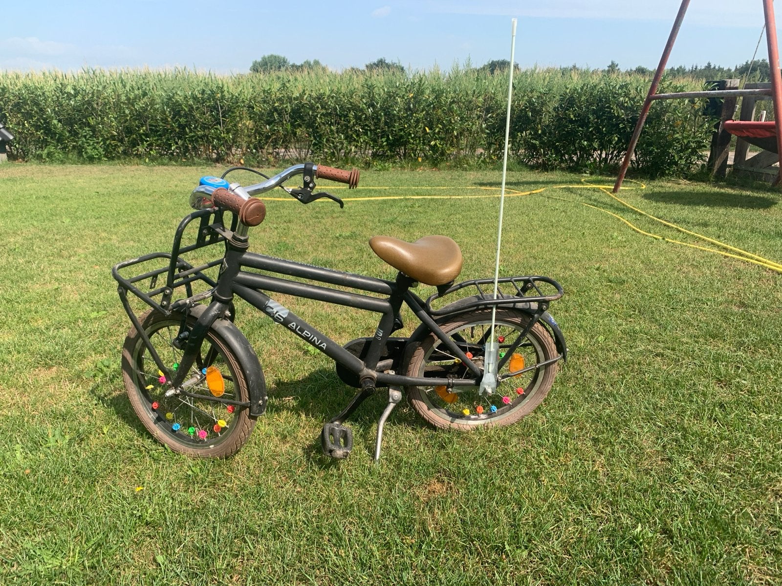 Alpina kinderfiets 16 inch met rekje en houder voor vlag, Fietsen en Brommers, Fietsen | Kinderfietsjes, Ophalen, Gebruikt, Terugtraprem