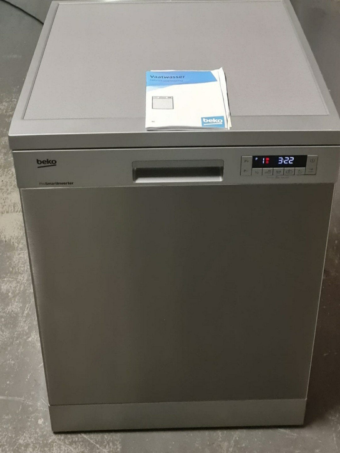 Vaatwasser beko grijs tussen twee en drie jaar oud zo goed a, Ophalen of Verzenden, Zo goed als nieuw