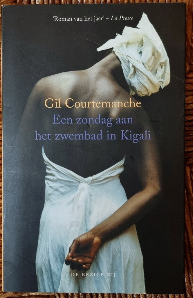 Een zondag aan het zwembad in Kigali - Gil Courtemanche IGST, Ophalen of Verzenden, Gelezen, Gil Courtemanche, Wereld overig