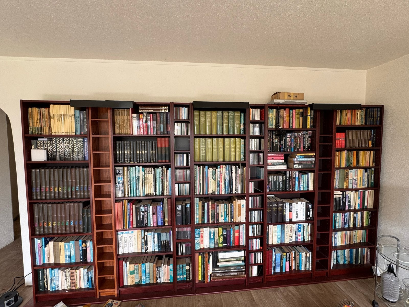 Mooie boekenkast met verlichting, veel opbergruimte, Huis en Inrichting, Kasten | Boekenkasten, Ophalen, Met plank(en), Gebruikt