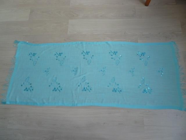 Stola/omslagdoek. Nieuw. Lichtblauw met glitters.  163x66cm, Ophalen of Verzenden, Nieuw, Maat 34 (XS) of kleiner, Sjaal