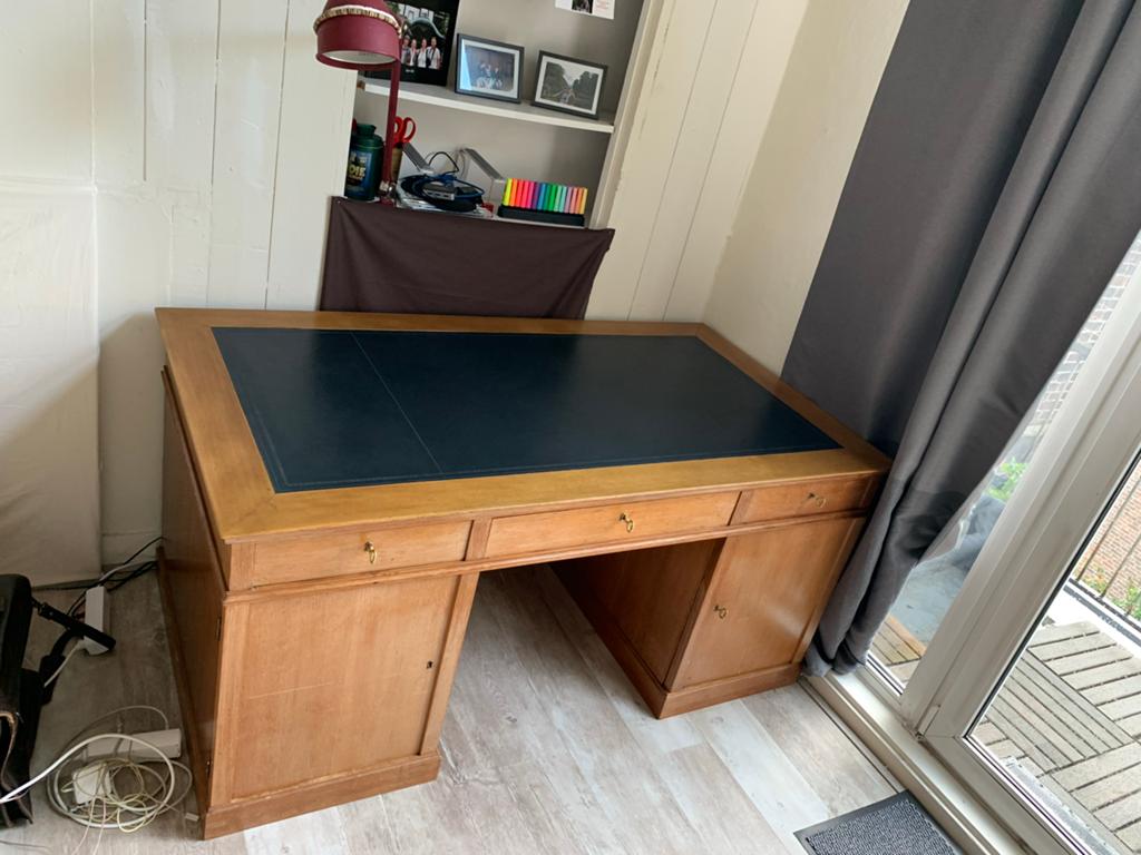 Antiek bureau met vernieuwd donkerblauw lederen blad, Ophalen