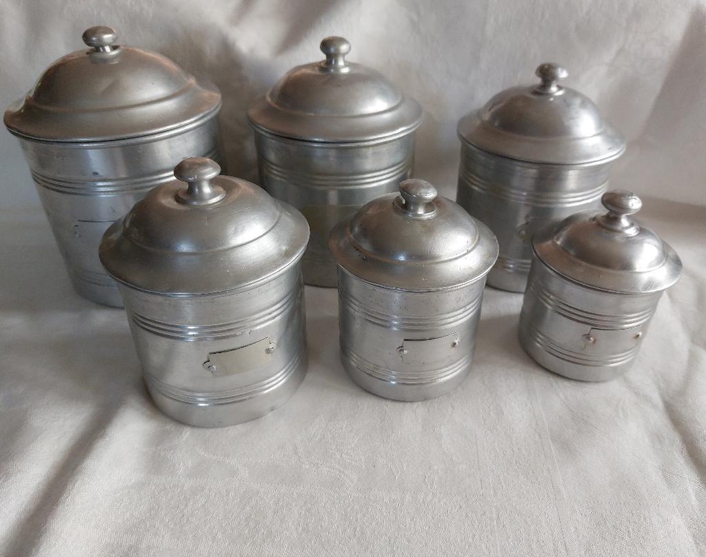 Set van 6 oude Franse aluminium voorraadbussen, Verzenden