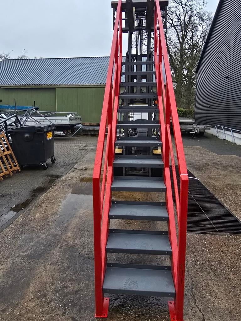 Stalen trap rood. Hoog 2,8 mtr. Nor005, Doe-het-zelf en Verbouw, Ladders en Trappen, Ophalen