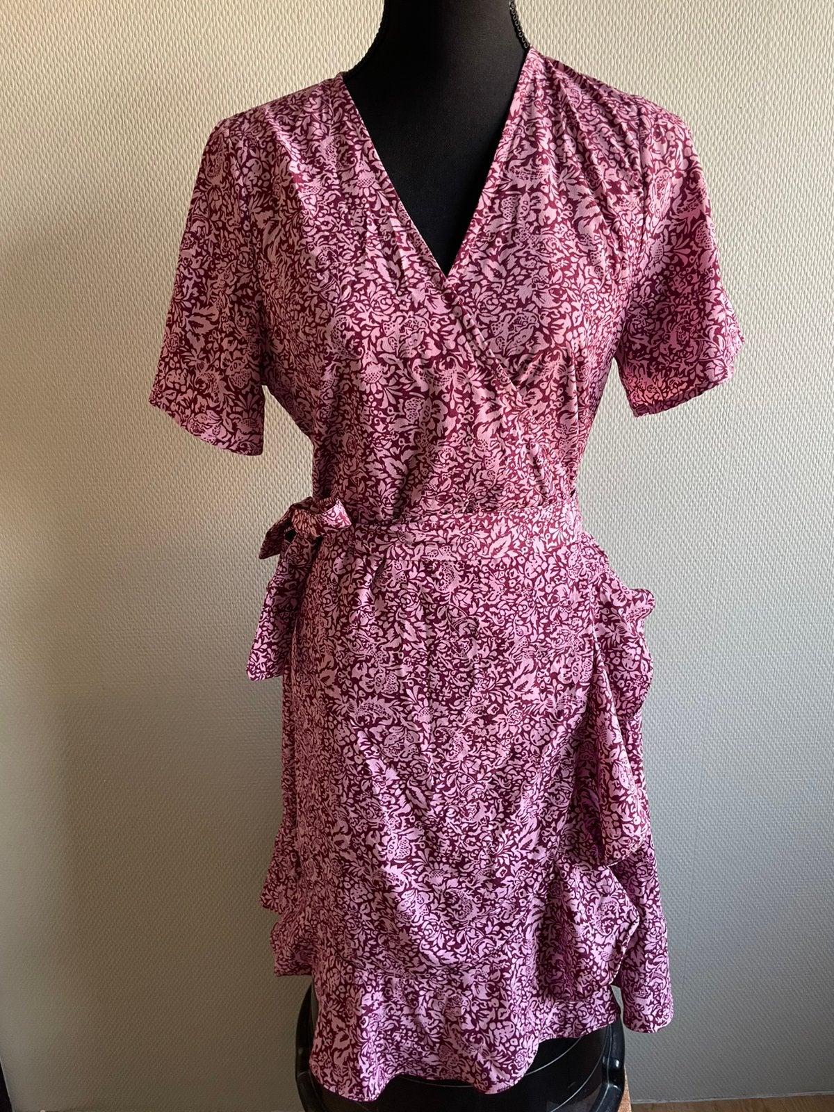 Roze/rode wikkeljurk van Colourful Rebel, maat M (38€, Kleding | Dames, Maat 38/40 (M), Ophalen of Verzenden, Zo goed als nieuw