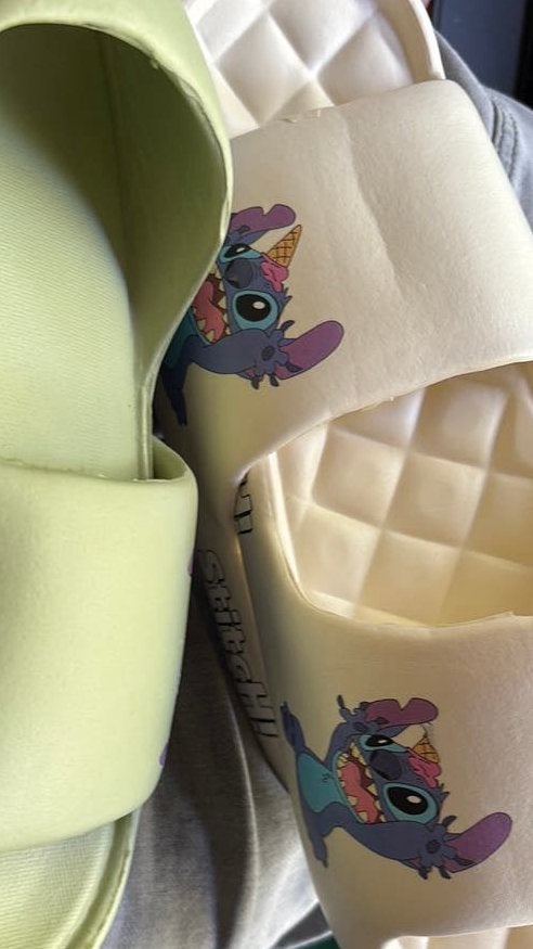 Stitch slippers nog nooit gedragen, Kinderen en Baby's, Kinderkleding | Schoenen en Sokken, Ophalen, Zo goed als nieuw, Meisje