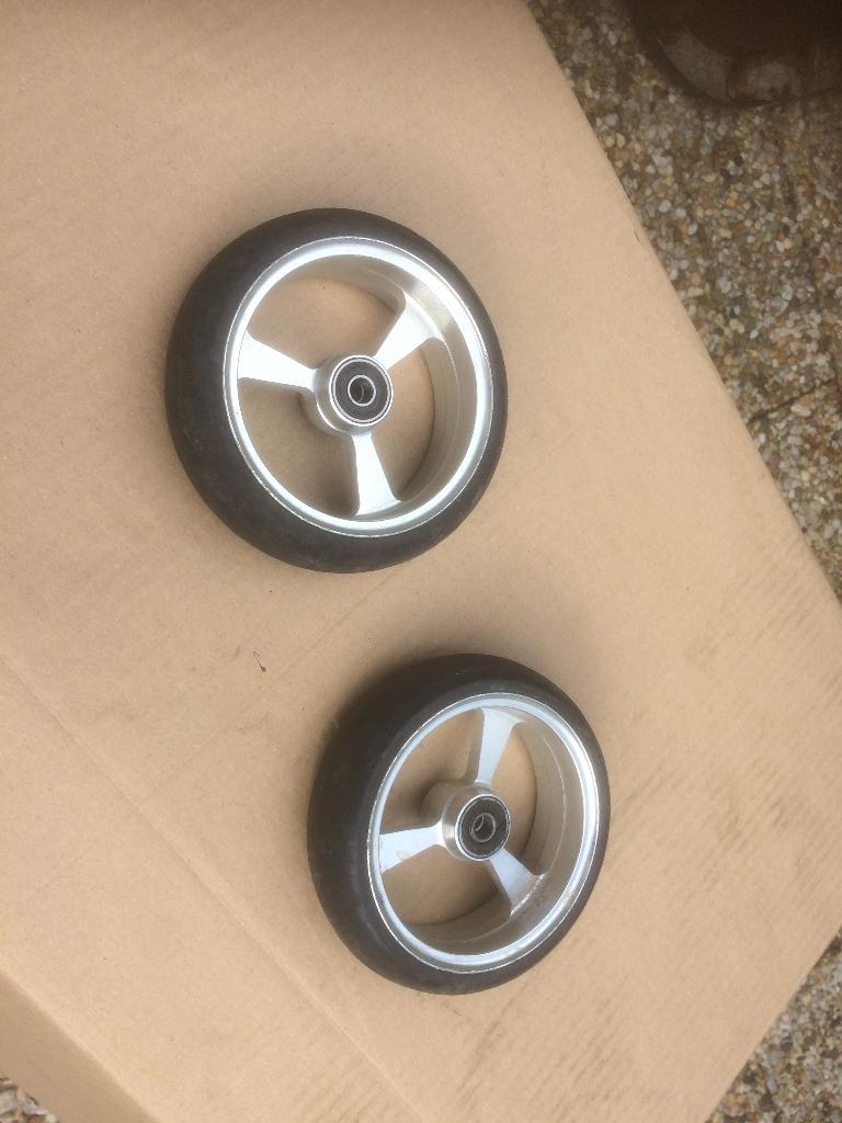 2x aluminium velgjes met hardrubber bandjes, Doe-het-zelf en Verbouw, Zwenkwielen, Ophalen of Verzenden, Zo goed als nieuw