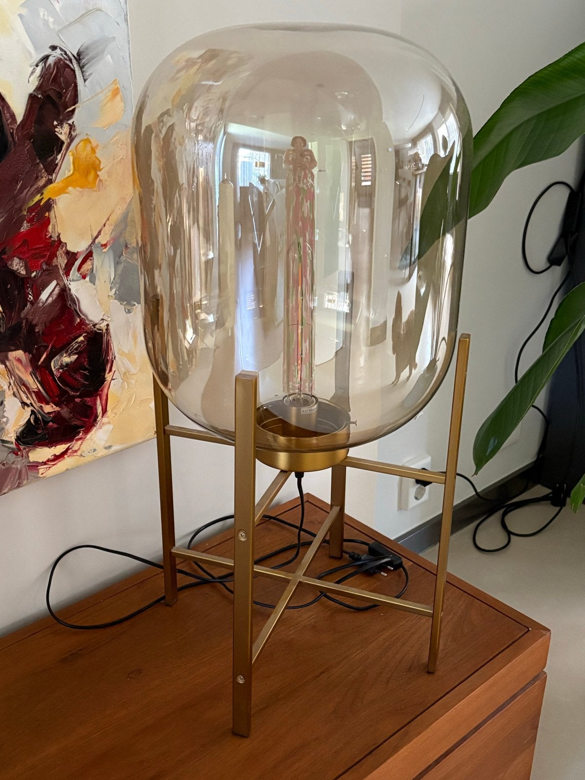 Moderne tafellamp met glazen kap en gouden frame, Huis en Inrichting, 50 tot 75 cm, Modern klassiek, Ophalen of Verzenden, Glas