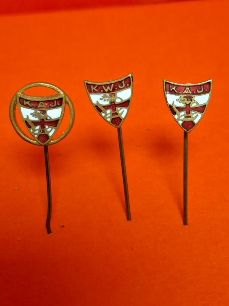 3 emaille speldjes KWJ/KAJ, Verzamelen, Speldjes, Pins en Buttons, Ophalen of Verzenden, Gebruikt, Overige onderwerpen