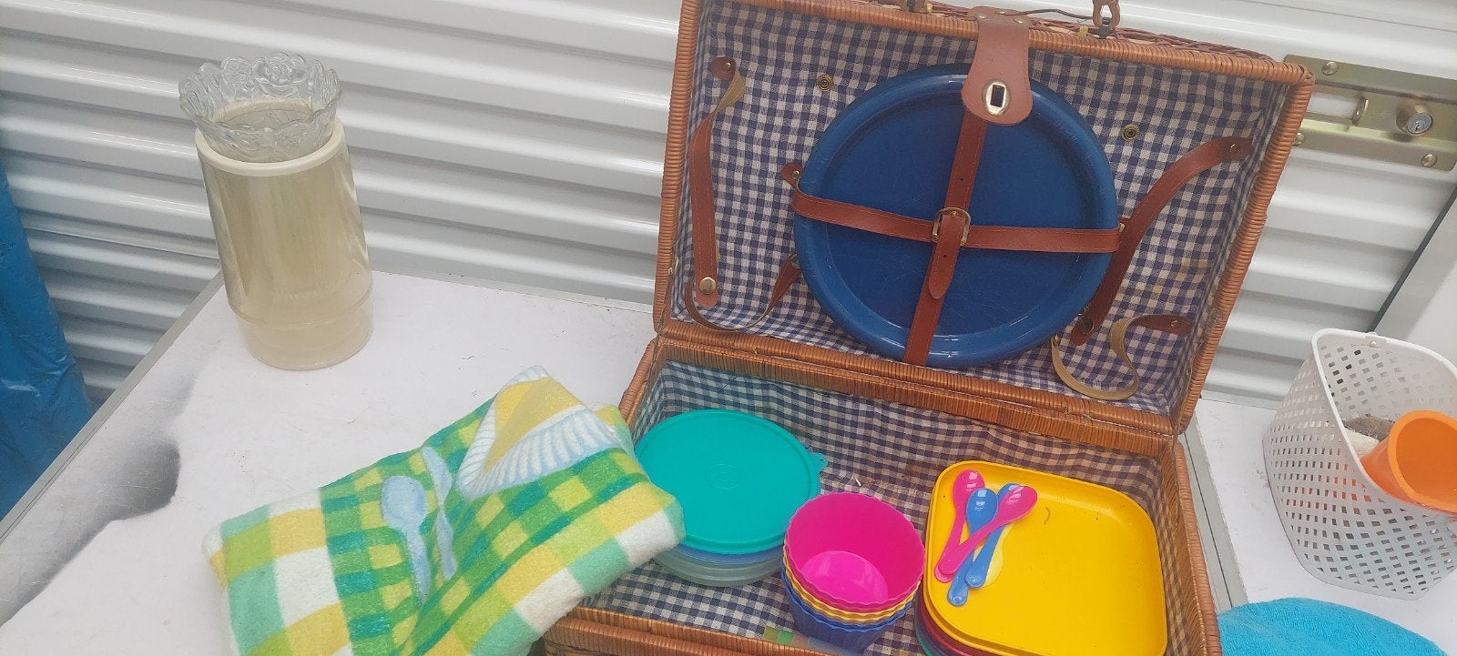 Vintage picknickmand met servies en accessoires, Ophalen, Gebruikt
