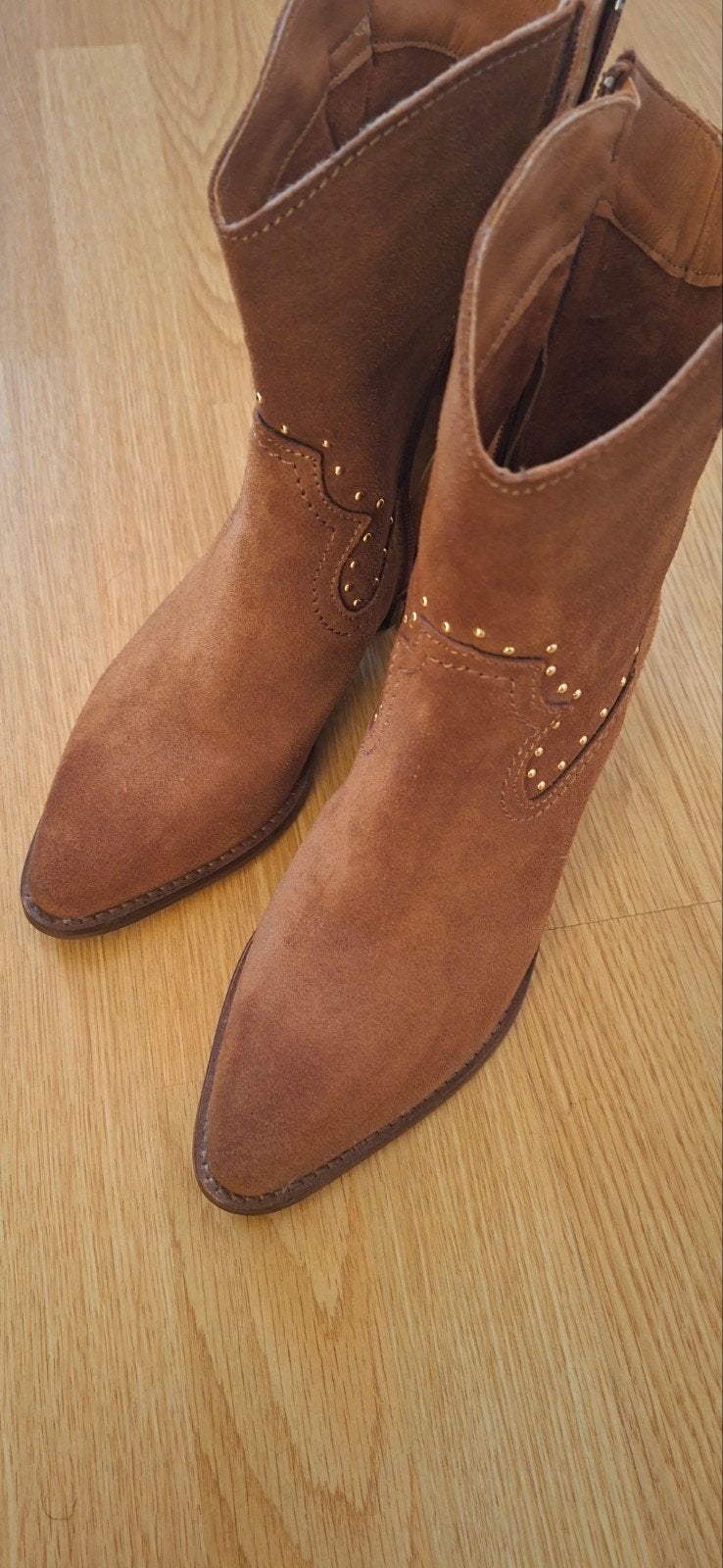Bruine suède enkellaarzen met studs, Kleding | Dames, Bruin, Lage of Enkellaarzen, Ophalen of Verzenden, Onbekend