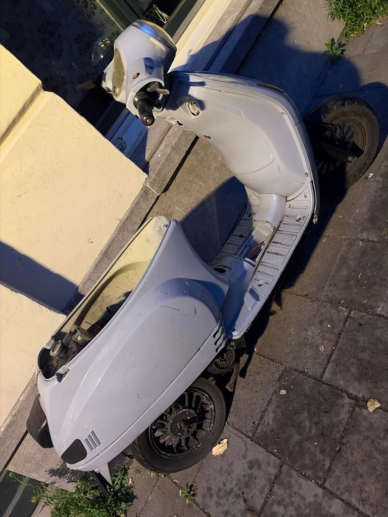 Chinese scooter mag weg in onderdelen, Fietsen en Brommers, Scooters | Overige merken, Ophalen of Verzenden, Zo goed als nieuw
