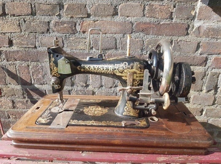 Laatste en allermooiste Kayser naaimachine antiek vintage

N, Ophalen