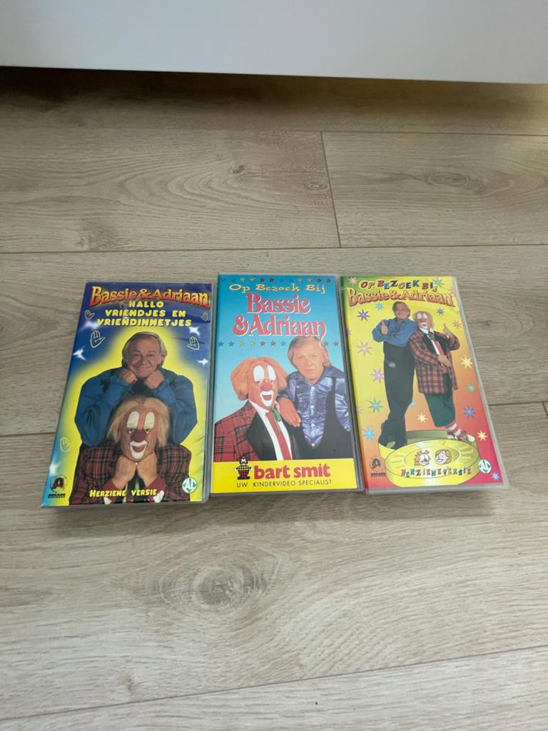 Bassie & Adriaan VHS collectie - 3 banden, Cd's en Dvd's, VHS | Kinderen en Jeugd, Gebruikt, Alle leeftijden, Kinderprogramma's en -films