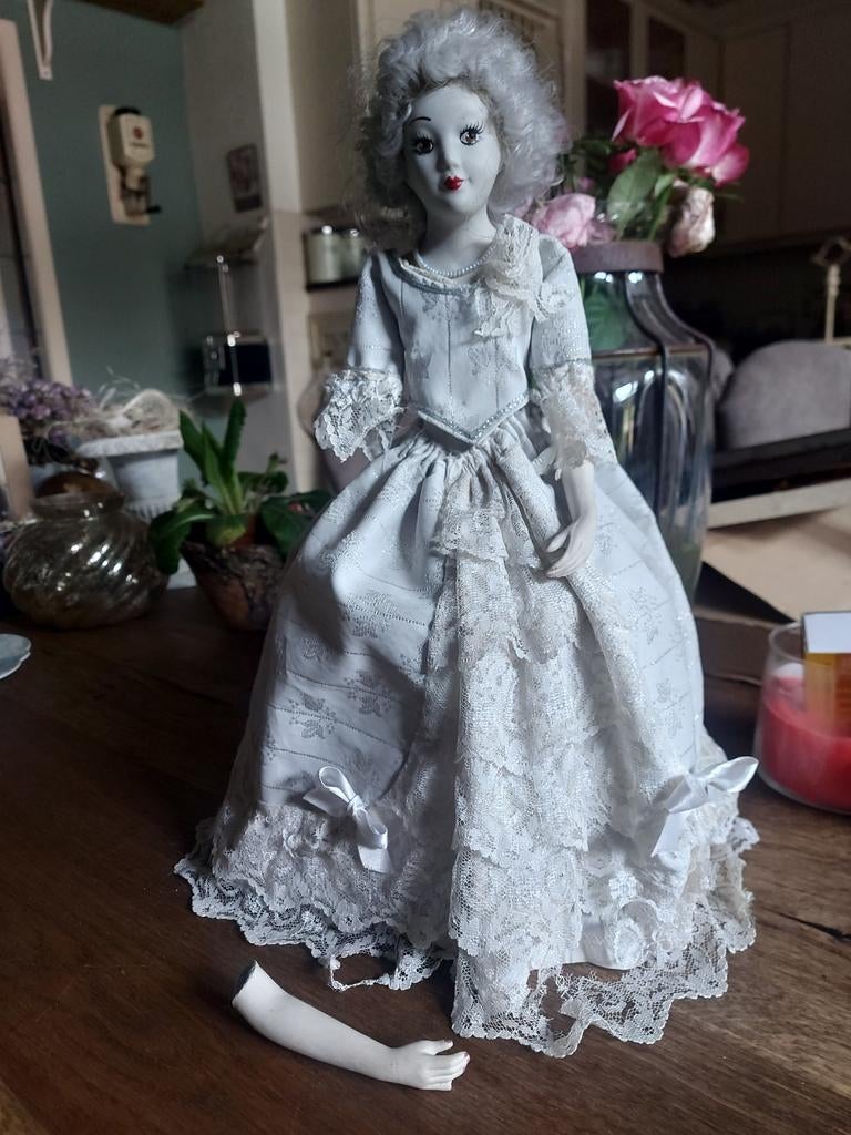 Zeer mooie oude sleetse pop Maria Antoinette? stijl, Ophalen of Verzenden, Gebruikt, Pop