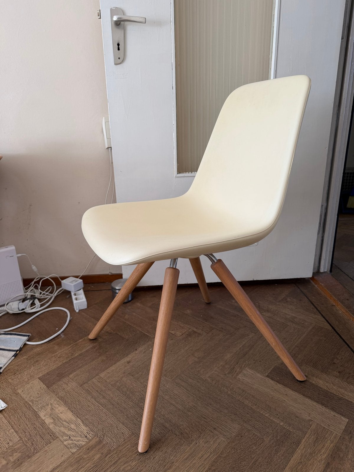 Design stoel Tonon, crème met houten poten, Gebruikt, Overige kleuren, Ophalen of Verzenden, Eén