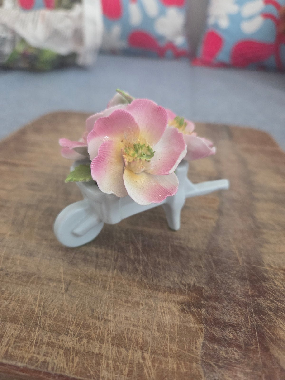 Decoratieve kruiwagen met bloemen, porselein, Ophalen of Verzenden