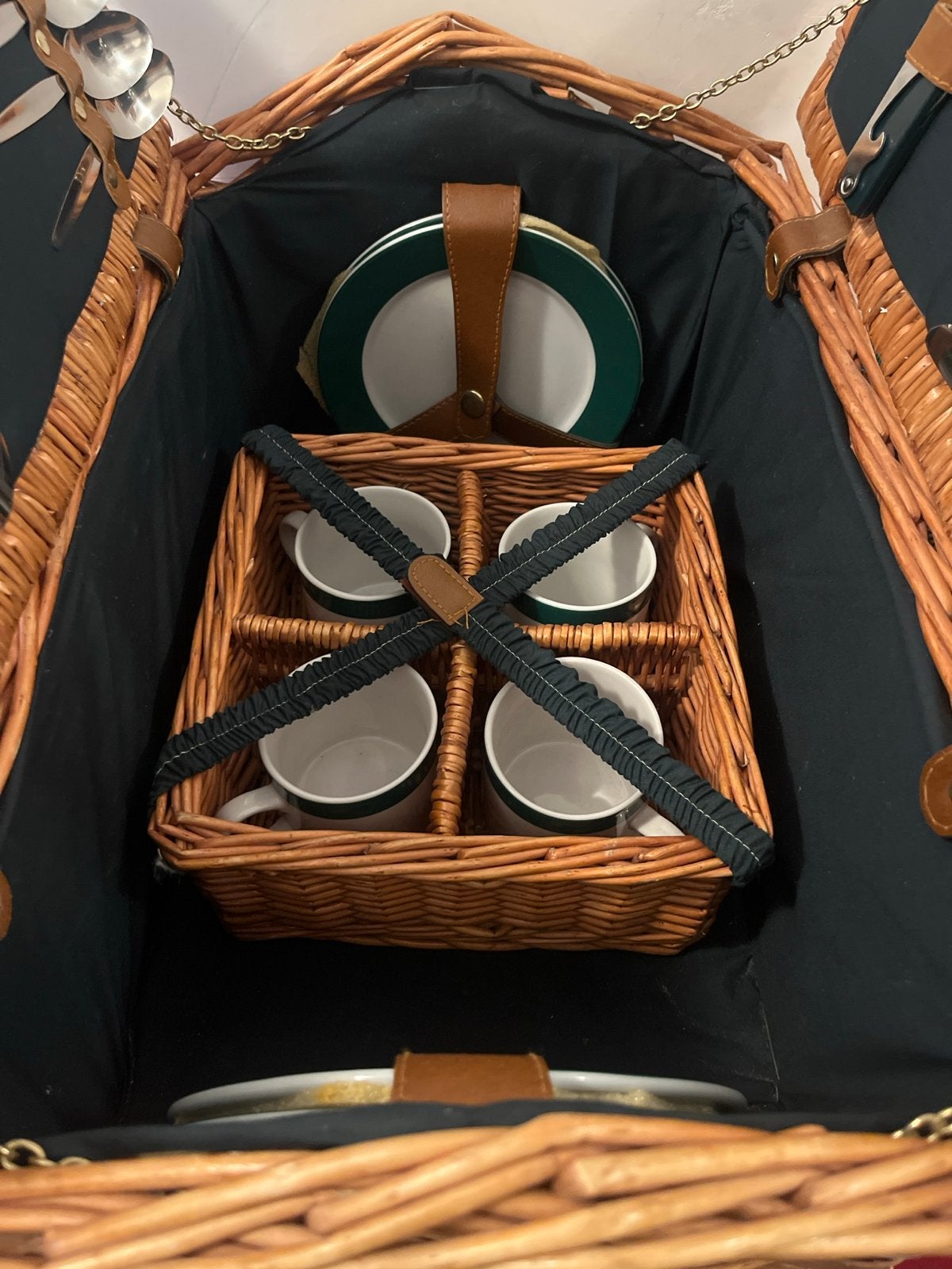 Complete picknickmand met servies en bestek voor 4 personen, Hobby en Vrije tijd, Ophalen, Zo goed als nieuw
