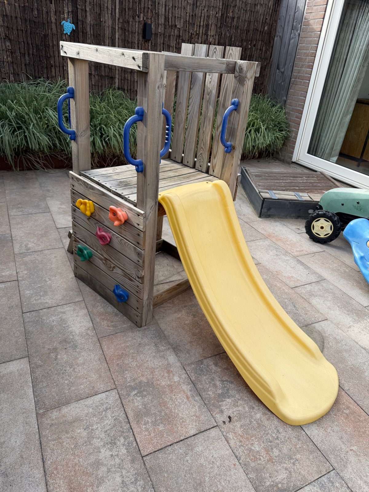 Houten speeltoestel met glijbaan en klimwand, Ophalen, Gebruikt, Klimwand