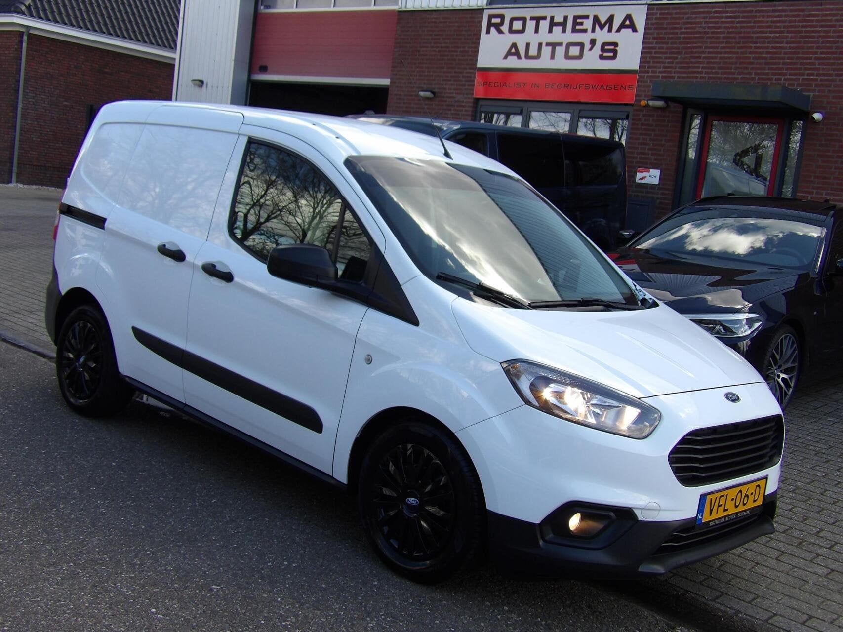 Ford Transit Courier 1.0 BENZINE ECOBOOST 100PK 2020 1eEIGEN, Auto's, Voorwielaandrijving, Gebruikt, Wit, Bedrijf