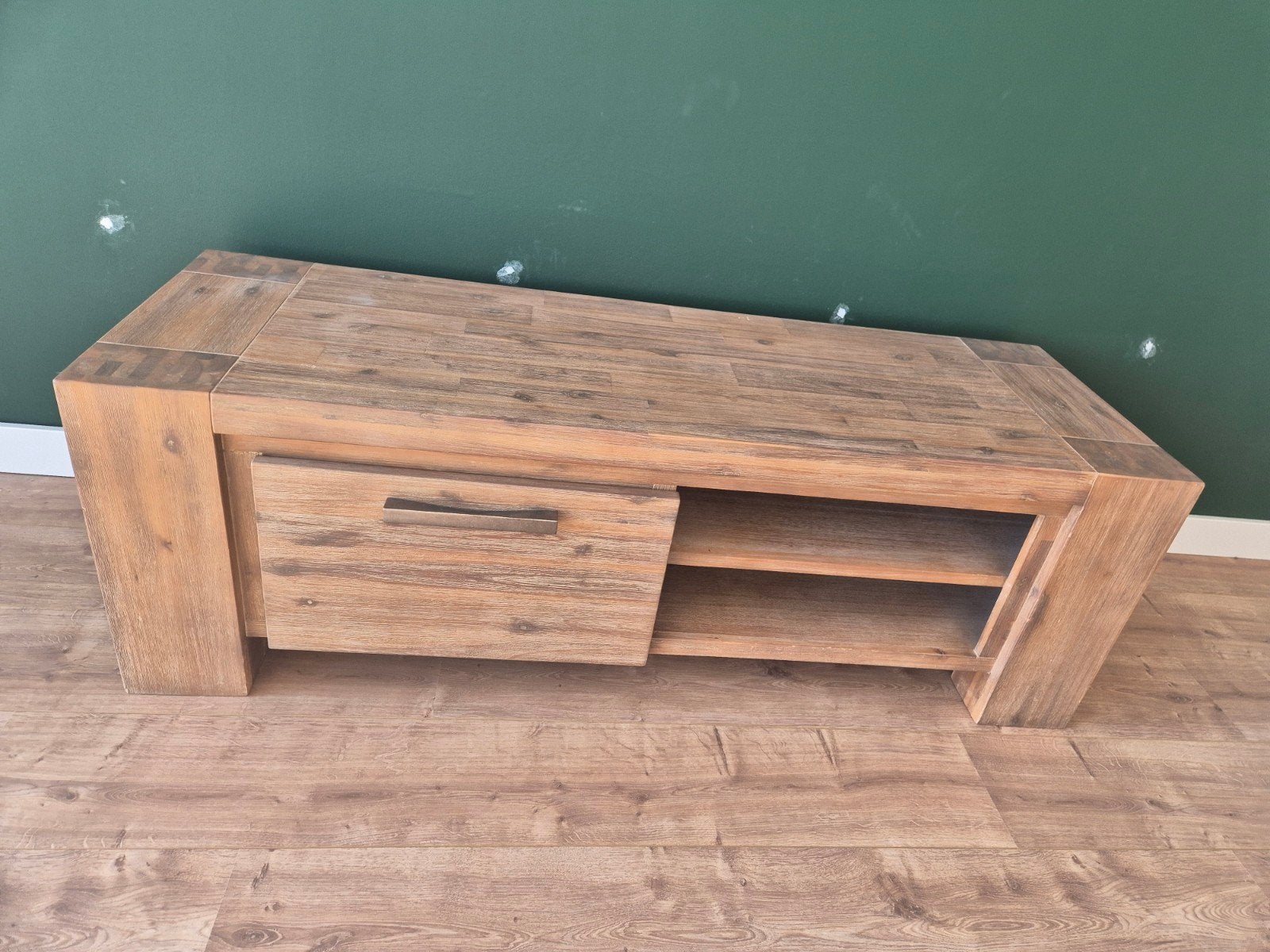 Robuust houten tv-meubel met lade en open vakken, Huis en Inrichting, Ophalen, 100 tot 150 cm, Minder dan 100 cm, 25 tot 50 cm